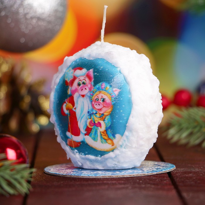 Свеча круглая заснеженная "Три поросёнка" Символ Года 2019