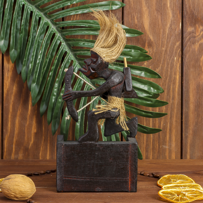 Сувенир дерево календарь "Абориген с луком" 20х11х5,5 см