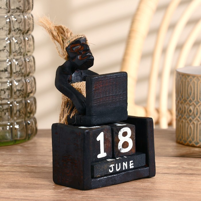 Сувенир дерево календарь "Абориген с компьютером" 16х15х11 см