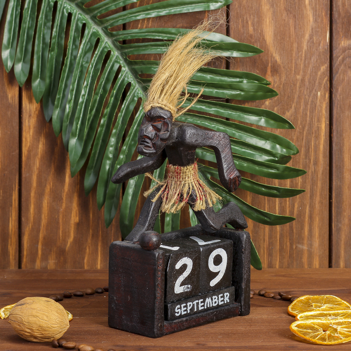 Сувенир дерево календарь "Абориген футболист" 18х11х5,5 см