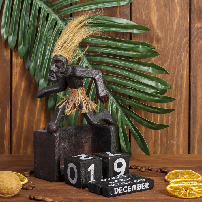 Сувенир дерево календарь "Абориген футболист" 18х11х5,5 см