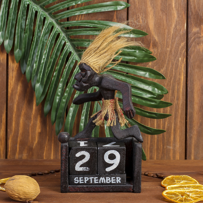 Сувенир дерево календарь "Абориген футболист" 18х11х5,5 см