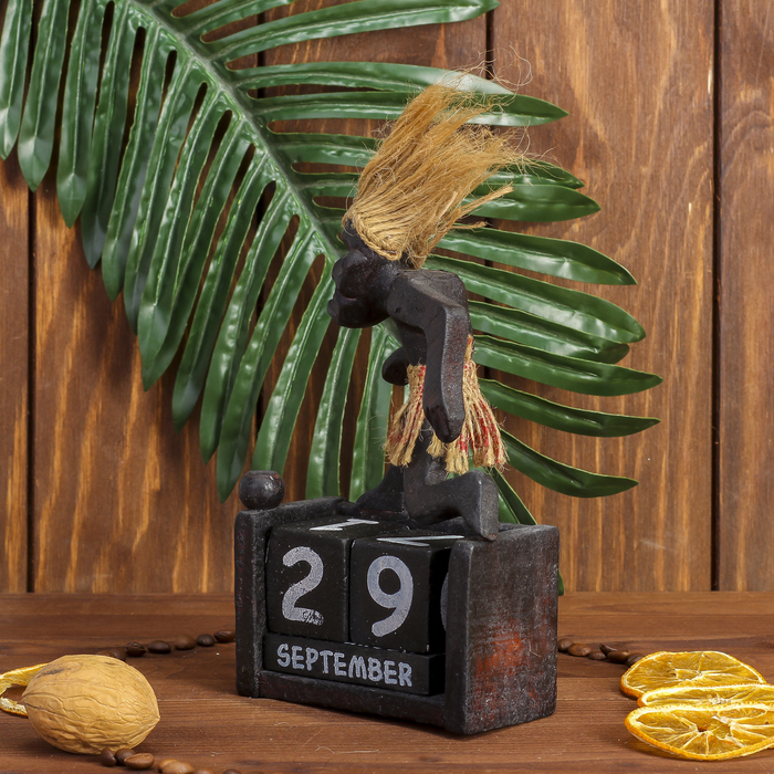 Сувенир дерево календарь "Абориген футболист" 18х11х5,5 см