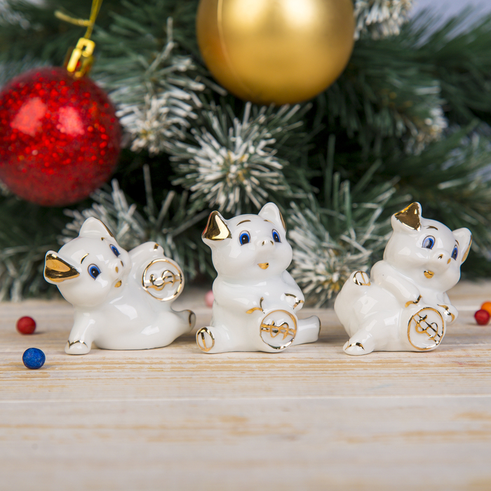 Сувенир керамика "Хрюшка-свинюшка с монетой" белая с золотом МИКС 6х6х3,5 см