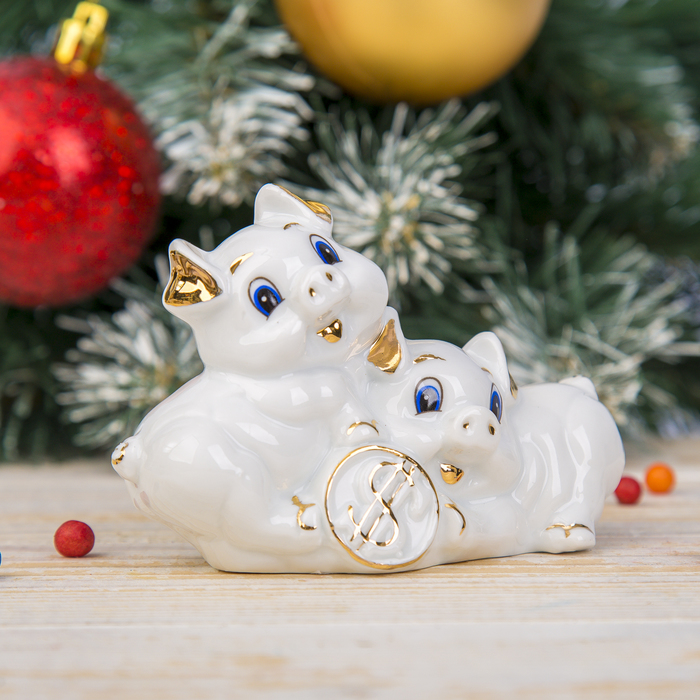 Сувенир керамика "Хрюшки-свинюшки с золотой монетой" белая с золотом 8х11х5 см