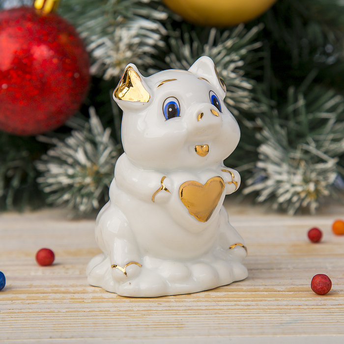 Сувенир керамика "Хрюшка-свинюшка с сердечком" белая с золотом 9х6х6 см