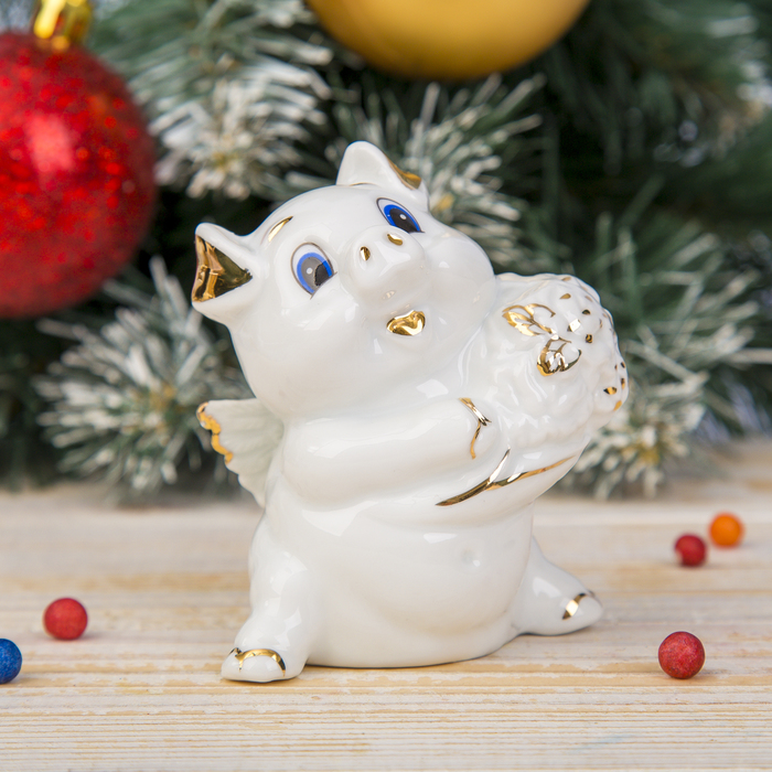 Сувенир керамика "Хрюшка-ангел с букетом" белая с золотом 9х7,6х6,5 см