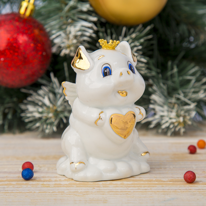 Сувенир керамика "Хрюшка-свинюшка в короне с сердечком" белая с золотом 9х6х6,5 см
