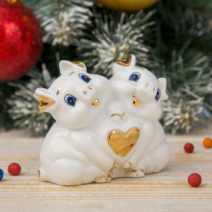 Сувенир керамика "Хрюшки-свинюшки с сердцем" белая с золотом 7,5х9х4,5 см