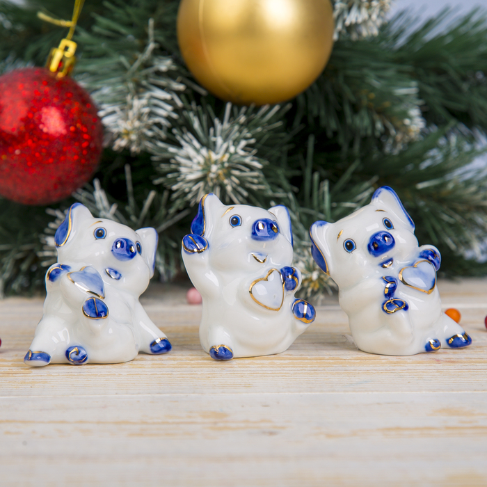 Сувенир керамика "Хрюшка-свинюшка с сердцем" белая с синим МИКС 6х7х5 см