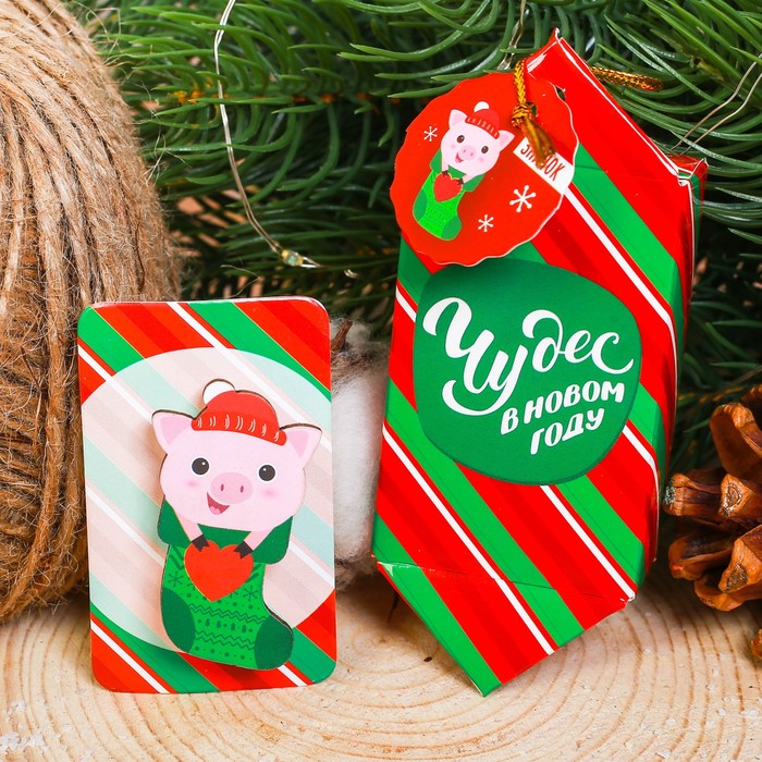 Новогодний значок "Свинка в носочке"