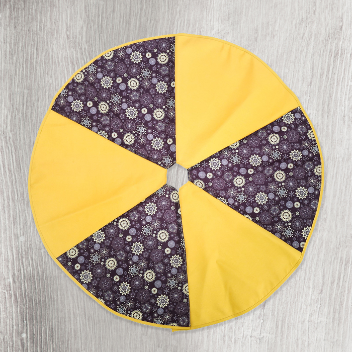 Накидка под елку "Золотые снежинки", 70 см