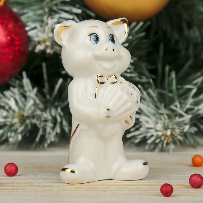 Сувенир керамика "Белый поросёнок-джентльмен с букетом" 8,9х5х4 см