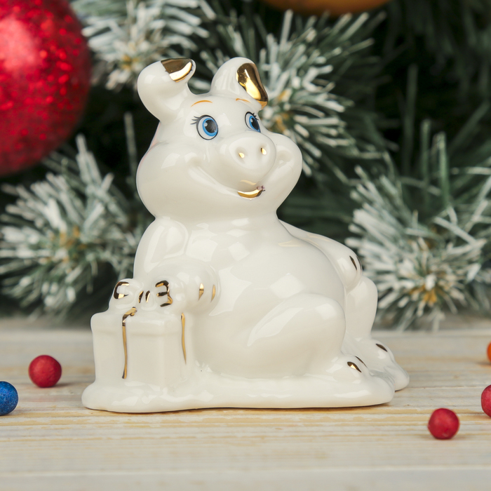 Сувенир керамика "Белый свин разлёгся на подарке" 7,8х7,7х4,5 см