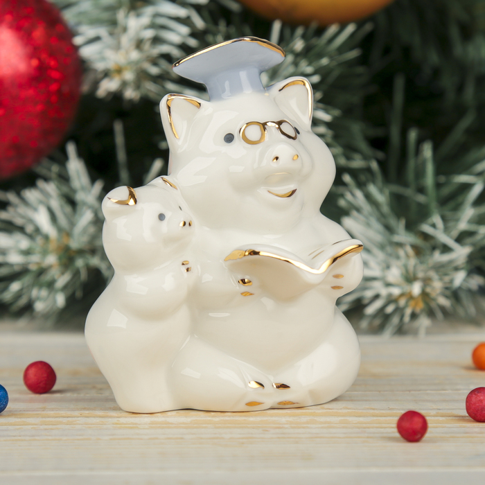 Сувенир керамика "Папа-свин читает сыну книжку" 8,5х7х5,5 см