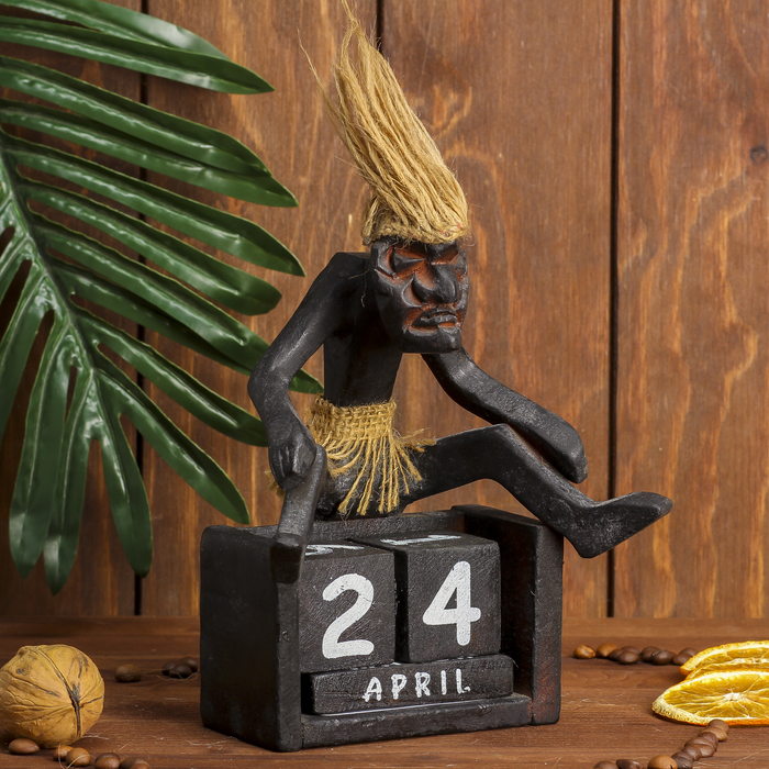 Сувенир дерево календарь "Абориген сидит" 18х15х7 см