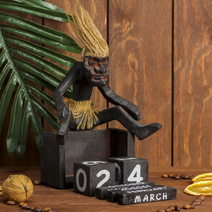 Сувенир дерево календарь "Абориген сидит" 18х15х7 см