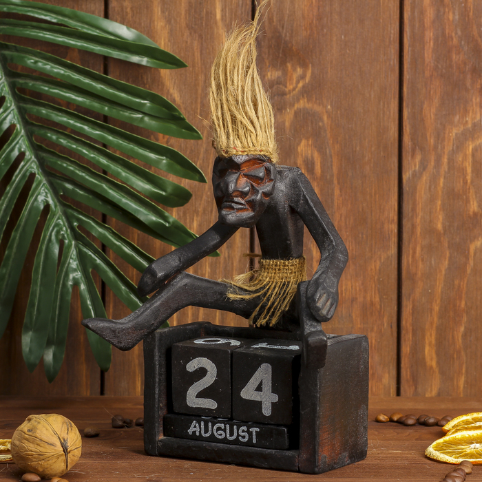 Сувенир дерево календарь "Абориген сидит" 18х15х7 см