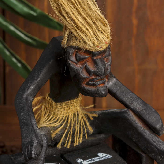 Сувенир дерево календарь "Абориген сидит" 18х15х7 см