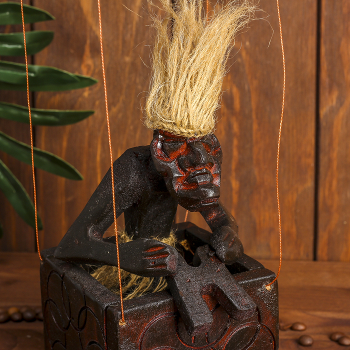 Сувенир дерево "Абориген на воздушном шаре" 30х10х10 см