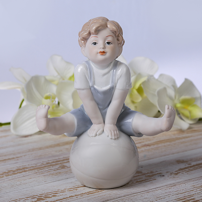 Сувенир керамика "Мальчик-проказник на шаре" 20,5х16х9,5 см