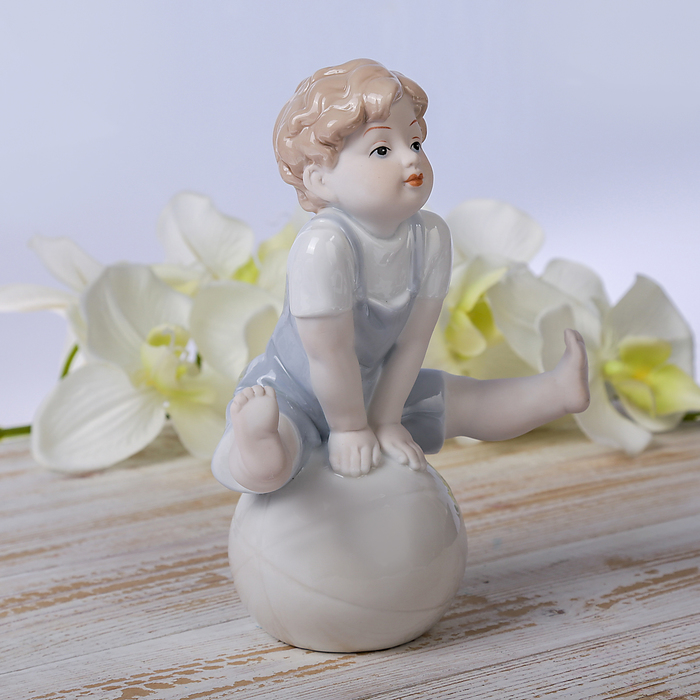 Сувенир керамика "Мальчик-проказник на шаре" 20,5х16х9,5 см