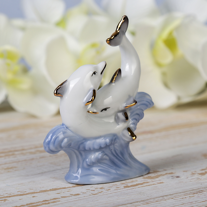 Сувенир керамика "Два дельфина на волнах" белые с голубым 11х9х3,5 см