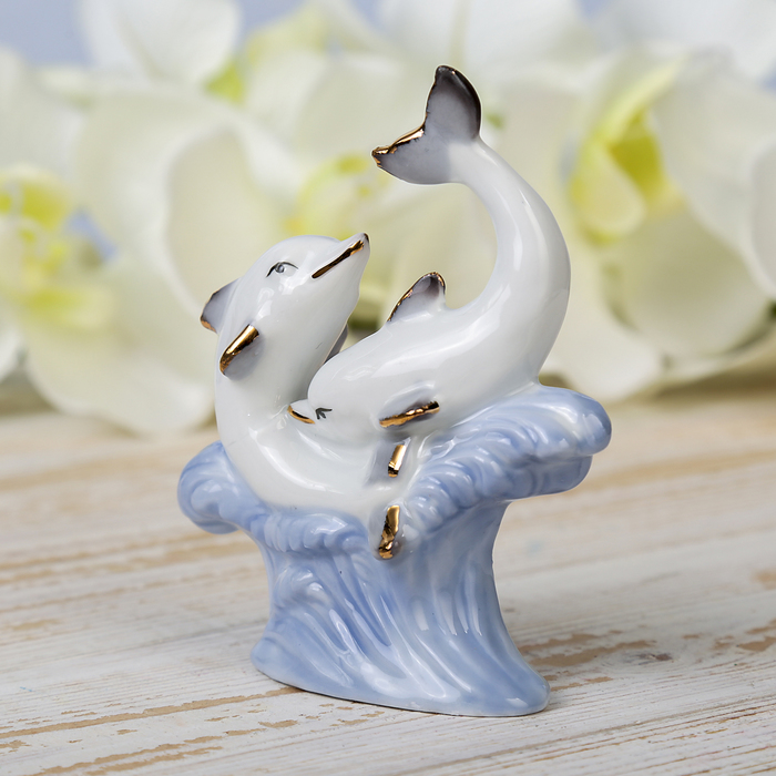Сувенир керамика "Два дельфина на волнах" белые с голубым 11х9х3,5 см