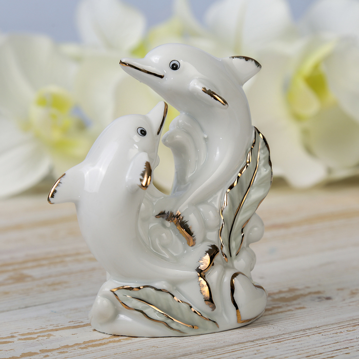 Сувенир керамика "Дельфины с сердцем в водорослях" белые с зелёным 11х10х4,5 см