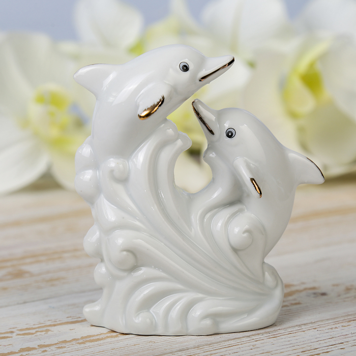 Сувенир керамика "Дельфины с сердцем в водорослях" белые с зелёным 11х10х4,5 см