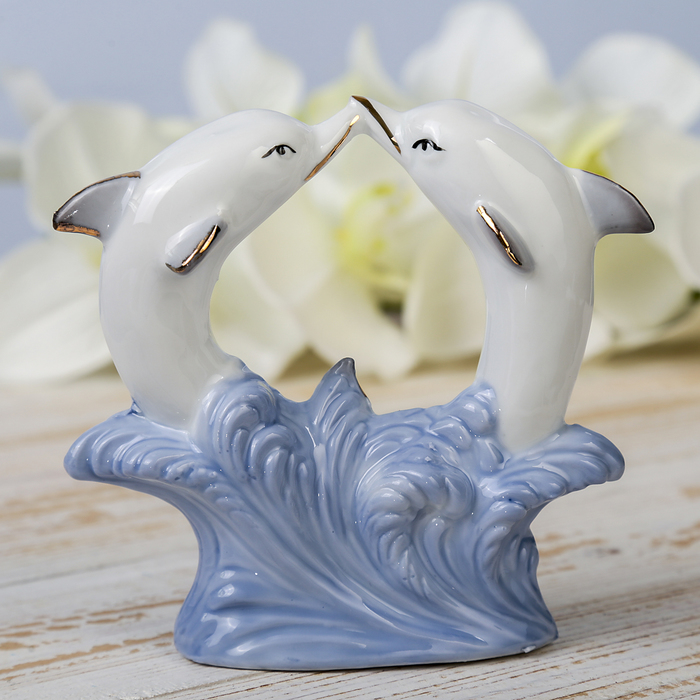 Сувенир керамика "Танцующие дельфины в волнах" белые с голубым 12х11,5х4 см