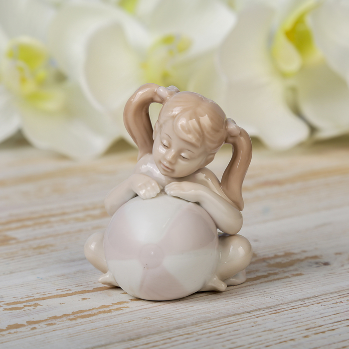 Сувенир керамика "Девочка с хвостиками с большим мячом" 8х6х5,5 см