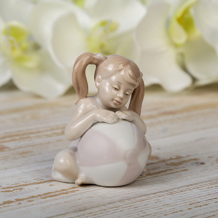 Сувенир керамика "Девочка с хвостиками с большим мячом" 8х6х5,5 см