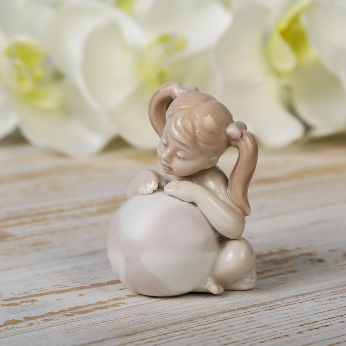 Сувенир керамика "Девочка с хвостиками с большим мячом" 8х6х5,5 см