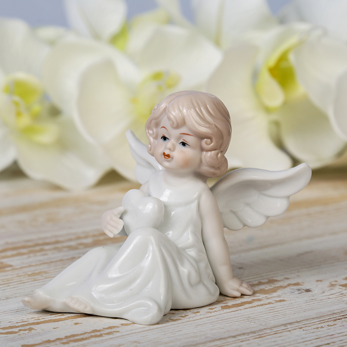Сувенир керамика "Ангелочек в белом платье держит сердце" 12,5х8,3х9 см