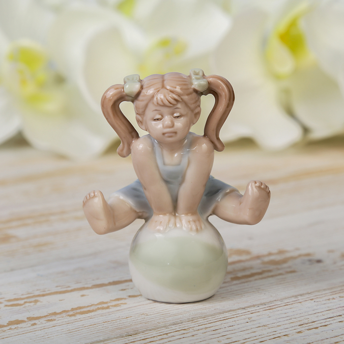 Сувенир керамика "Девочка-проказница на шаре" 8,5х7х5 см