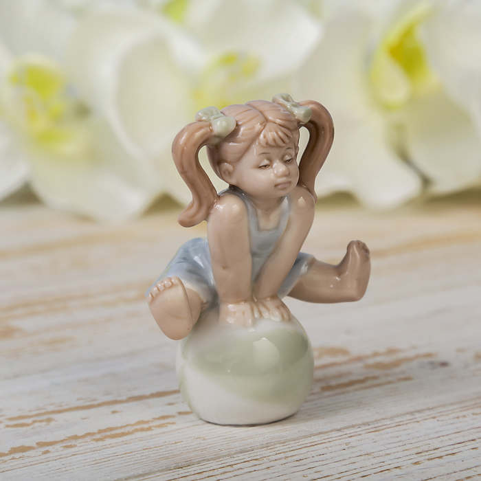 Сувенир керамика "Девочка-проказница на шаре" 8,5х7х5 см