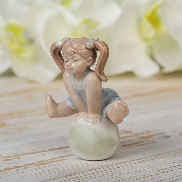 Сувенир керамика "Девочка-проказница на шаре" 8,5х7х5 см