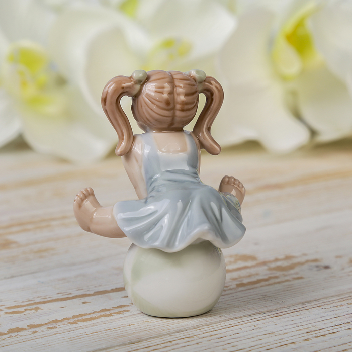 Сувенир керамика "Девочка-проказница на шаре" 8,5х7х5 см