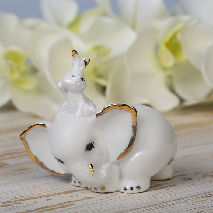 Сувенир керамика "Белый слонёнок и зайчик" 9,2х9,5х4,5 см