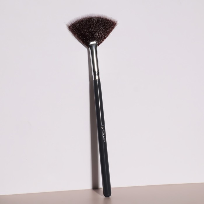 

Кисть для макияжа «Brush GRAPHITE», веерная, 19 см, цвет тёмно-серый