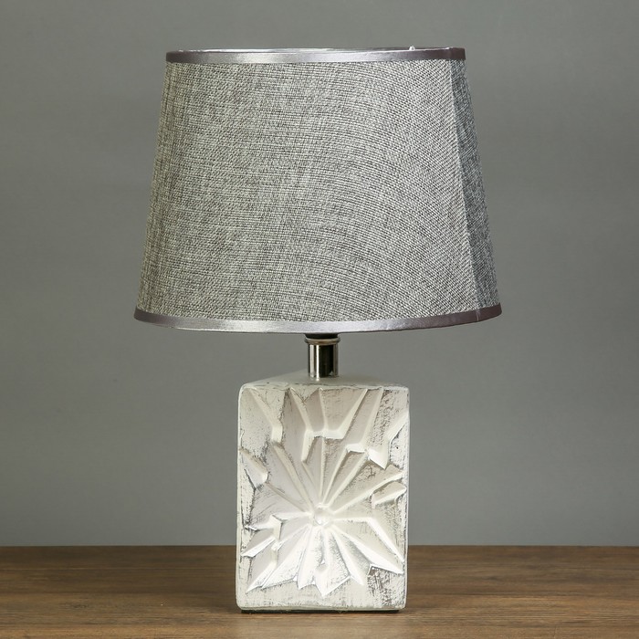 Лампа настольная "Краеугольный камень" белая с серебром треугольник Е27 40W 220V 31х22х22 см