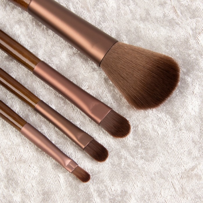 Набор кистей для макияжа «Сдержанность», 7 предметов, на кнопке, цвет молочный