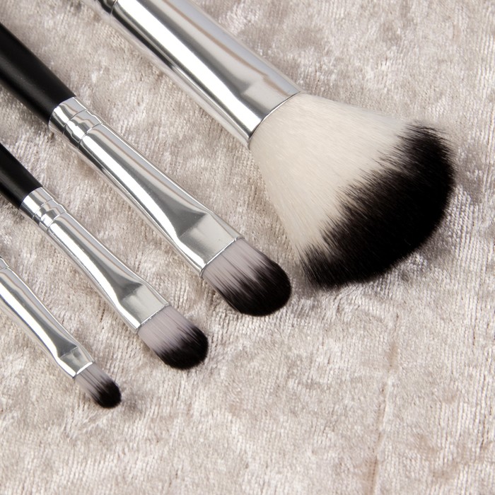 Набор кистей для макияжа «Фактура», 7 предметов, на кнопке, цвет серый