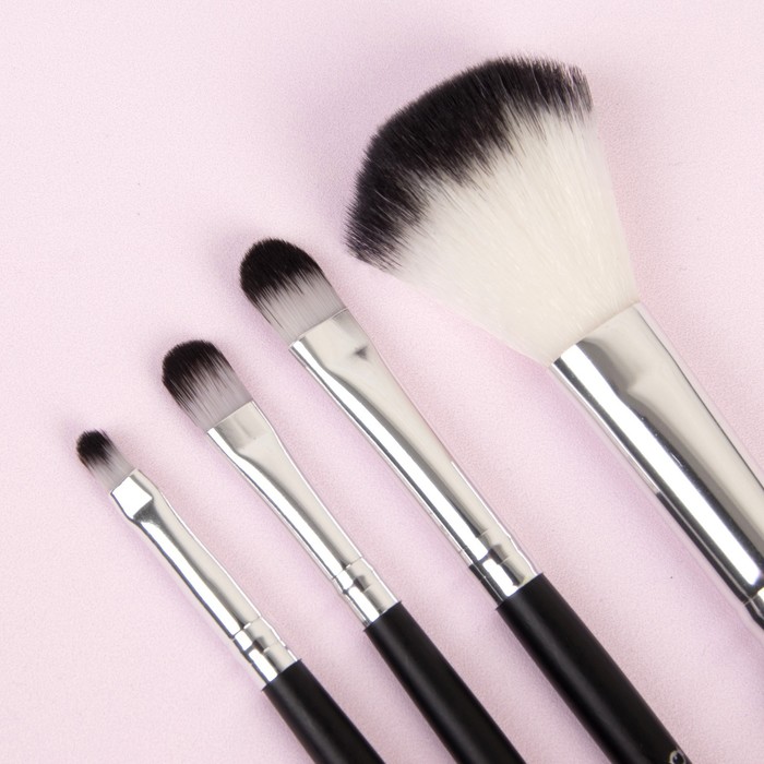 Набор кистей для макияжа «Чёрточки», 7 предметов, на кнопке, цвет красный