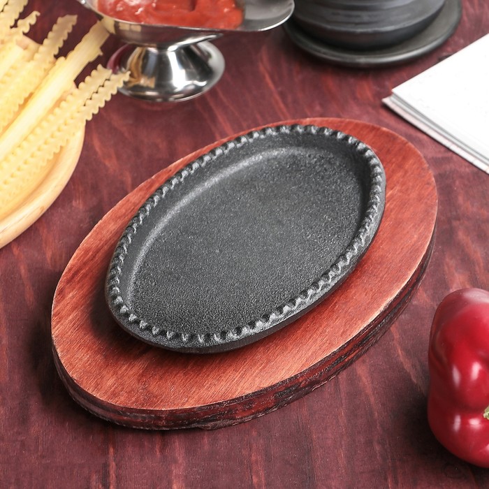 Сковорода на деревянной подставке "Овал.Кайма" 18х11,5х2 см