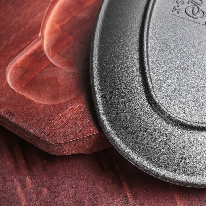 Сковорода на деревянной подставке "Овал. Узор" 28х18х2 см