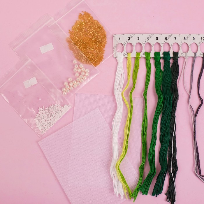 Вышивка на пластиковой канве "Шар. Новогодний изумруд" 9*9 см