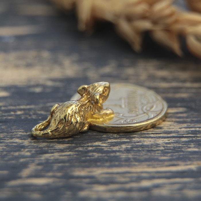 Сувениры из латуни "Мышка держит монету"