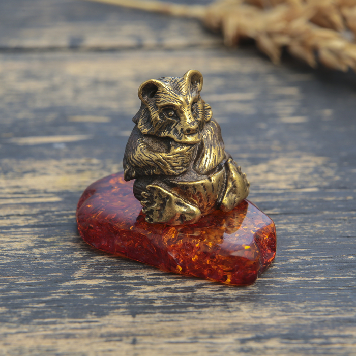 Сувенир из латуни и янтаря "Медведь с медом"  2,7х3,3 см